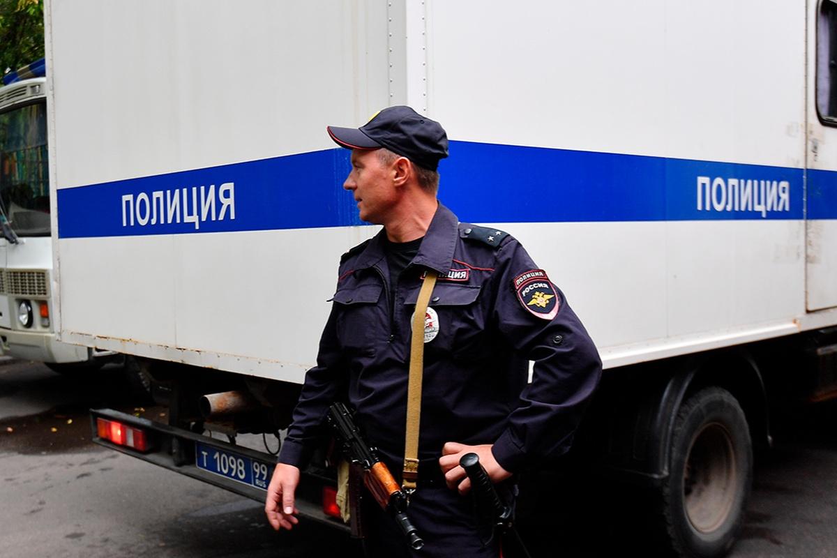 Teenagers involved in a mass brawl were taken to the Vyborgsky district police station