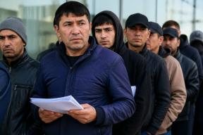 Мигранты будут 5 лет ждать выплат. Это слишком мало? Эксперт объяснил: «Паспорт – не талон на пособие»