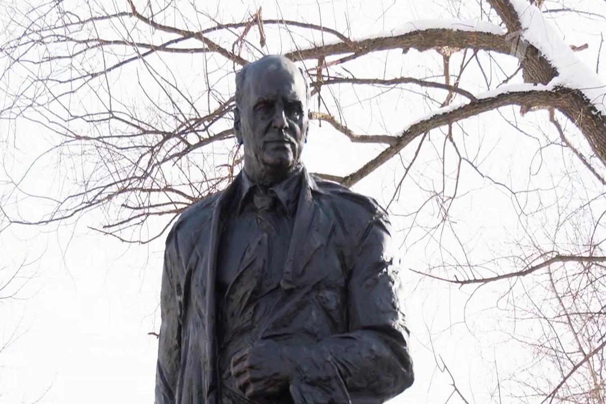 В Покровском парке Москвы открыли памятник легендарному разведчику Алексею Ботяну