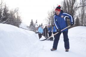 Председатель Госсовета Чувашии Леонид Черкесов вместе с коллегами расчистил от снега аллеи сквера Чапаева в Чебоксарах