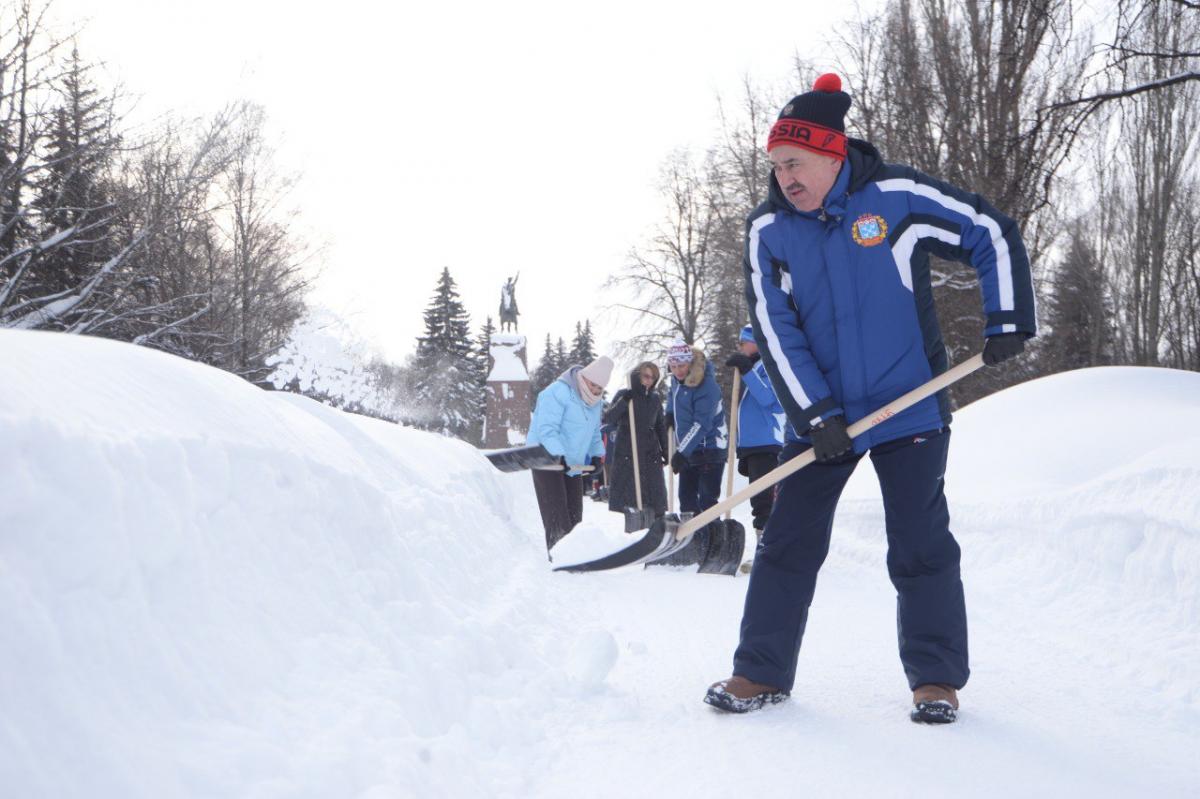 Председатель Госсовета Чувашии Леонид Черкесов вместе с коллегами расчистил от снега аллеи сквера Чапаева в Чебоксарах