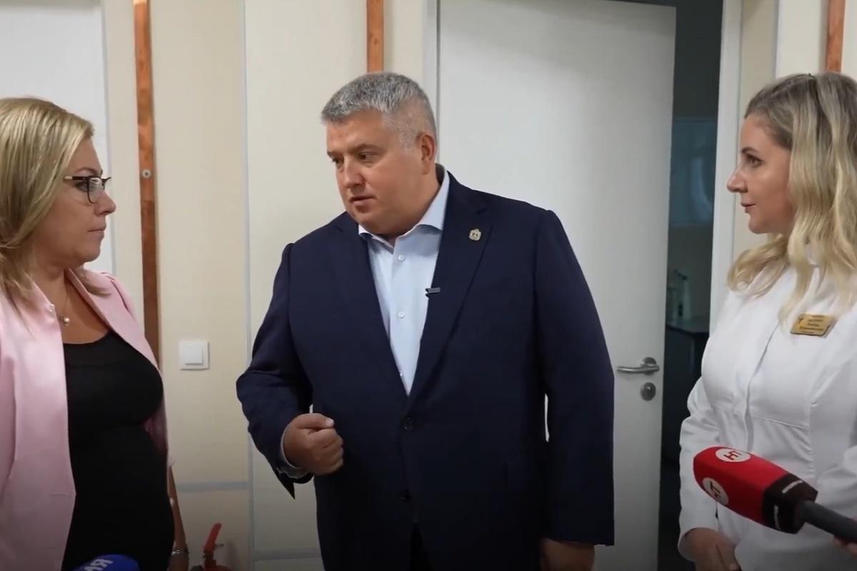 Губернатор Александр Дронов проинспектировал старейшую поликлинику Великого Новгорода перед капитальным ремонтом