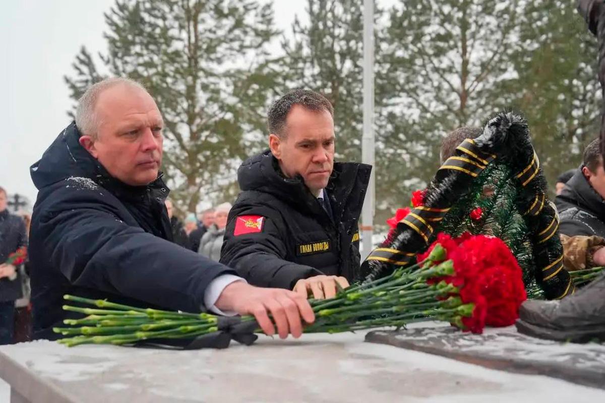 Глава Вологды Сергей Жестянников почтил память погибших участников СВО на Аллее героев в преддверии Дня защитника Отечества