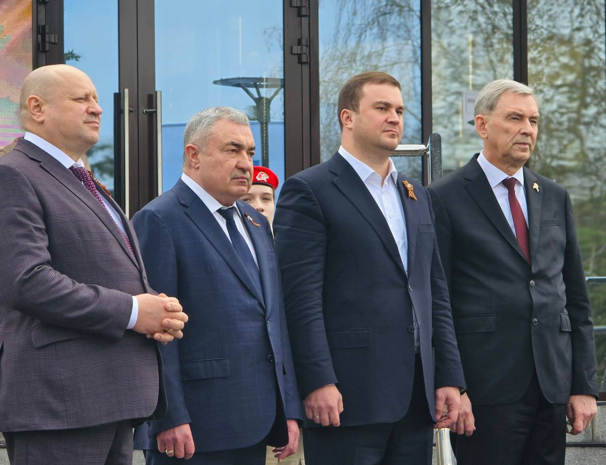 «Каждая тонна груза помогает бойцам и приближает победу»: спикер Заксобрания Омской области Александр Артемов совместно с губернатором Виталием Хоценко принял участие в отправке очередного груза в зону СВО