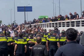 В Сети появилось видео с протестами из-за прилета первого рейса из Москвы в аэропорт Тбилиси