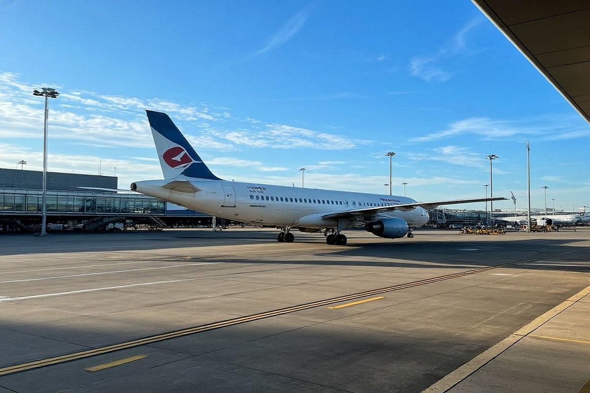 В Сочи туристам, чьи рейсы отменили из-за атаки БПЛА, разрешили остаться в отелях