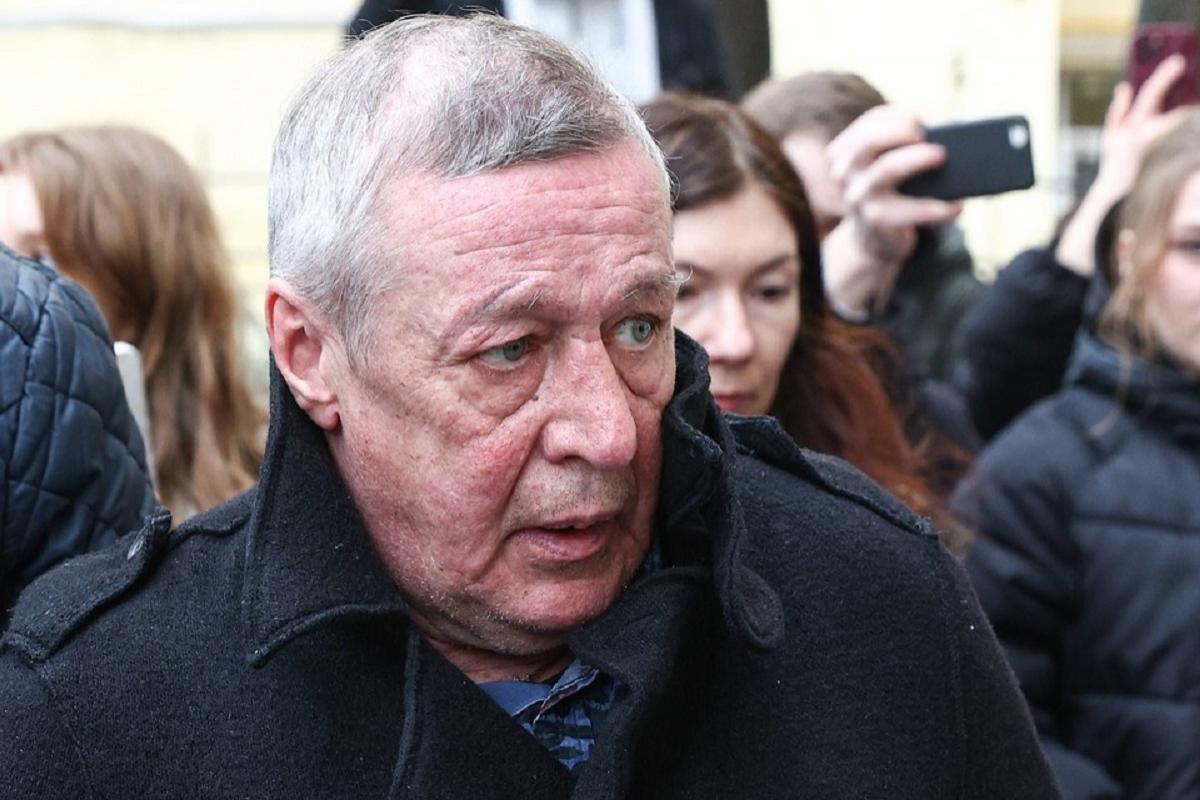 Тыквенный суп, роллы и шашлык из королевских креветок - Михаил Ефремов заказал изумительный ужин