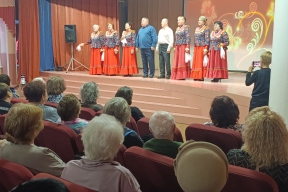 Школьники и депутаты горсовета поздравили пожилых людей Октябрьского района с праздником