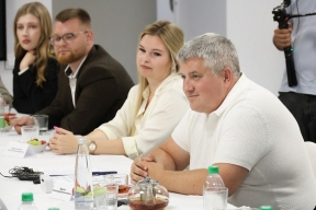 «Свой кампус, заводы и наставники»: губернатор Новгородской области встретился с молодёжью — о чём говорили за чаем