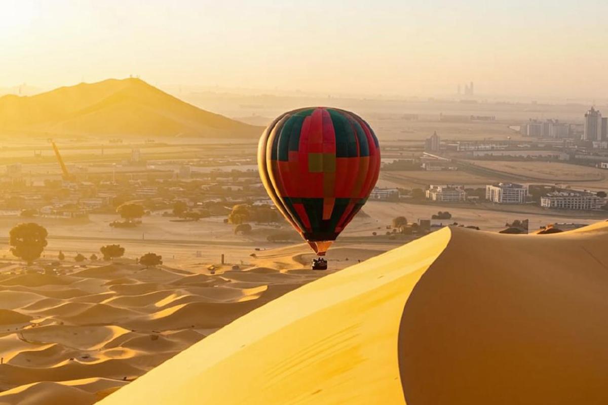 «Это было в программе». В Дубае воздушный шар с туристами упал в пустыню с высоты 1,2 км