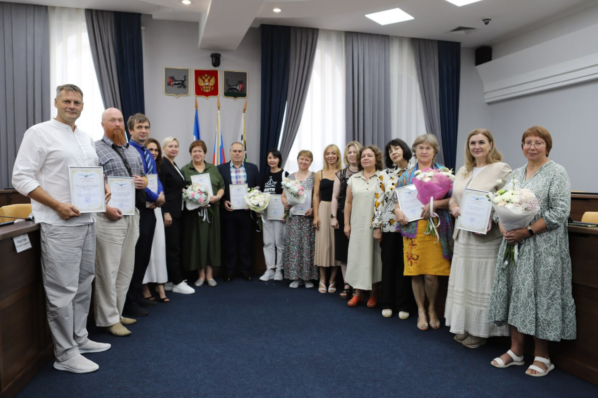 Мэр Иркутска Руслан Болотов поблагодарил победителей конкурсов Фонда президентских грантов за их работу и вручил им письма от администрации города