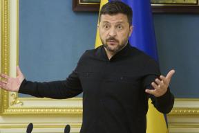 Планшет Зеленского не долетел до Трампа: Киев хотел показать главе Белого дома «цену километра» фронта, но получилось как всегда