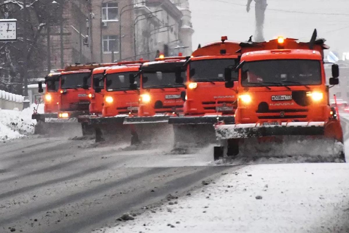 В Свердловской области более 200 единиц техники вышли на уборку снега