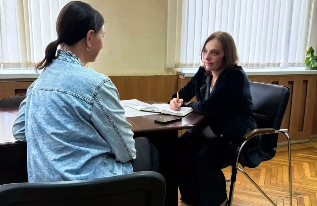 Депутат областной Думы Елена Сомова поможет астраханке разобраться с работой управляющей компании и вывозом мусора