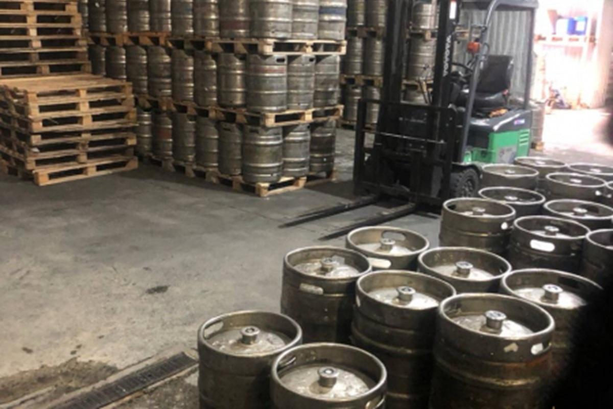 В Новосибирске накрыли подпольный цех с 19 тысячами литров контрафактного пива