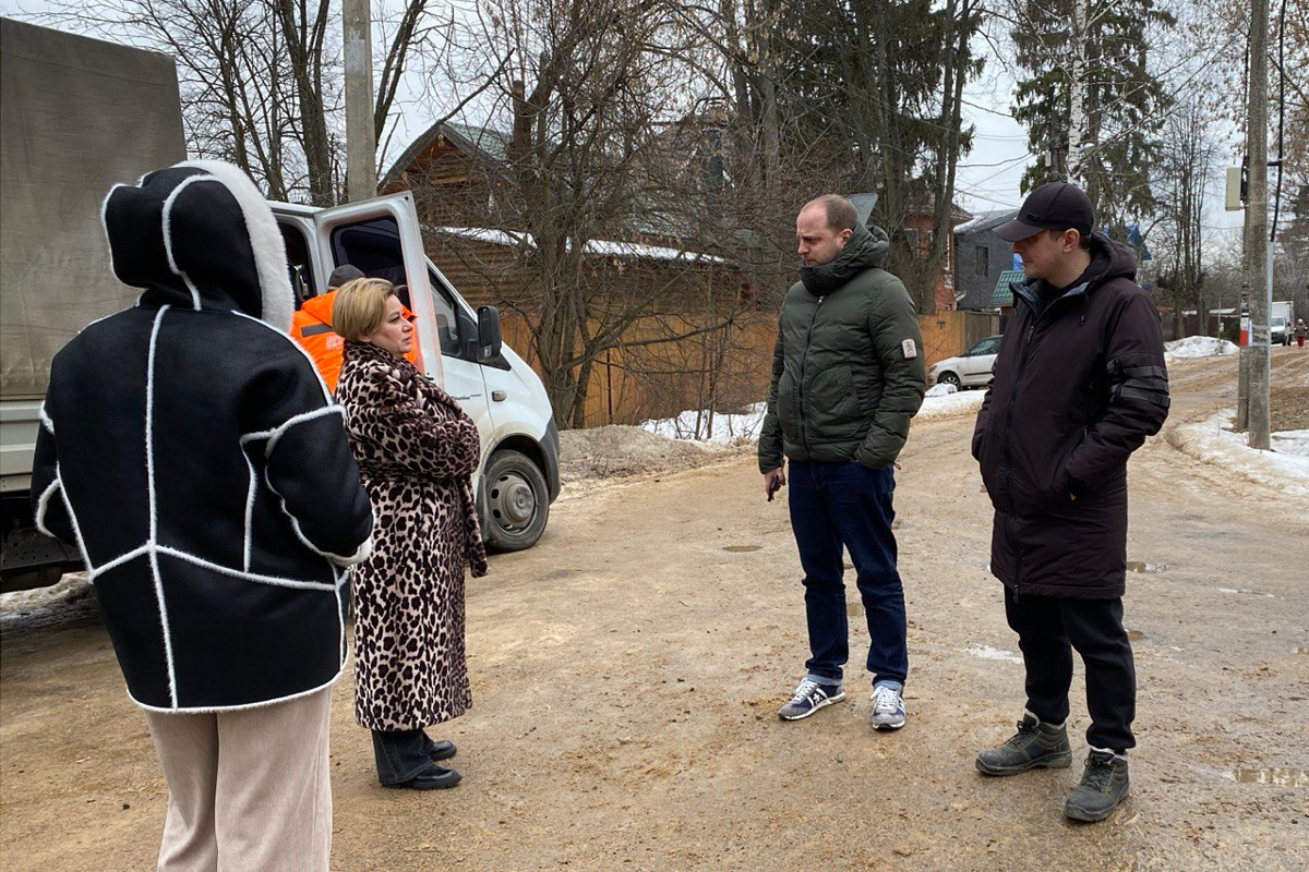 Артем Люхин проверил качество уборки снега на двух улицах в Заветах Ильича в Пушкине