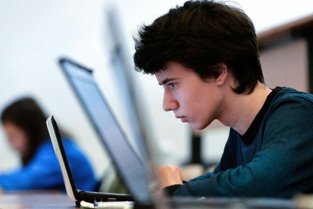 В Петербурге больше всего подростков работает в сфере розничной торговли