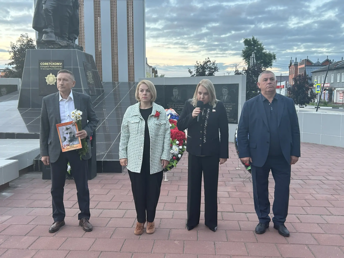 Глава Рассказова Вера Соколова почтила память погибших в Великой Отечественной войне в рамках акции у мемориала в Центральном сквере