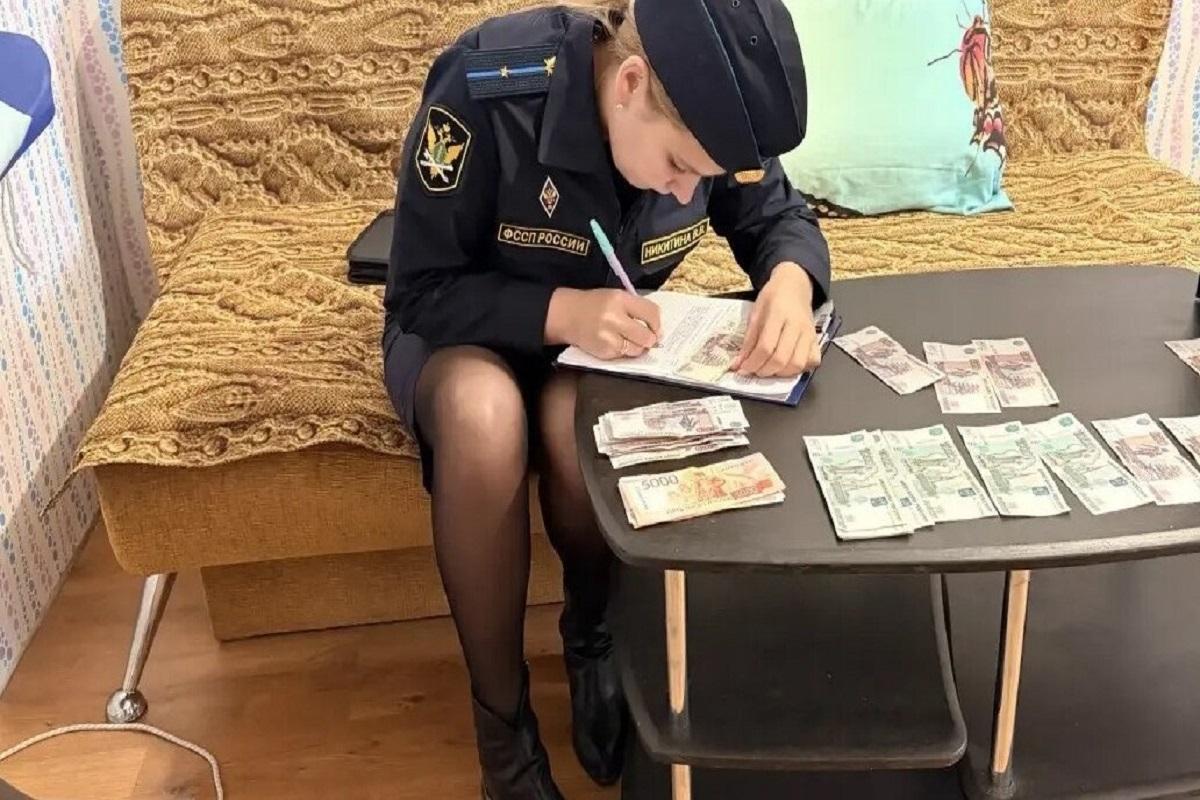В Новосибирске должника наказали за уклонение от алиментов — нашли деньги в простыне и арестовали машину