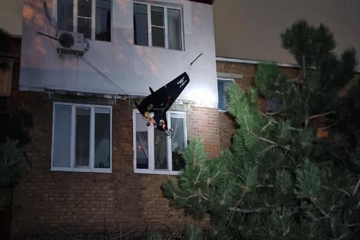 Один из дронов ВСУ, атаковавших Аксай, остановила бельевая веревка