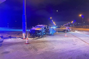 В Магнитогорске кроссовер врезался в электроопору