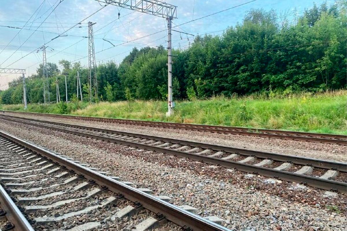 Следком возбудил дело после гибели подростка на железной дороге в Подмосковье