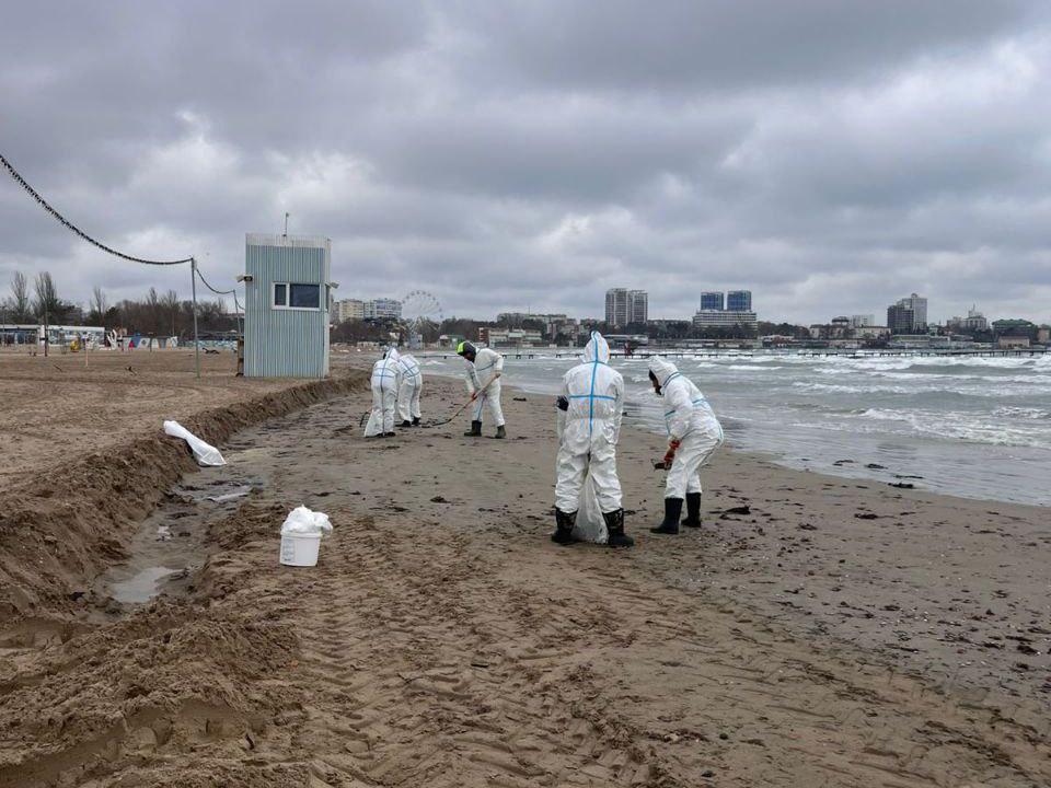 Мазут продолжает выбрасывать на пляжи Анапы