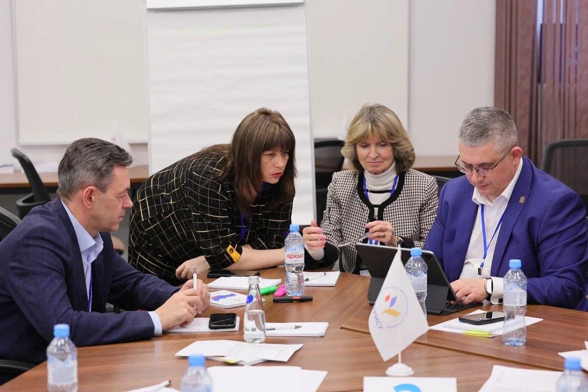 Глава Смоленска Александр Новиков и ВАРМСУ обсудили подготовку к муниципальному форуму «Малая Родина - сила России»