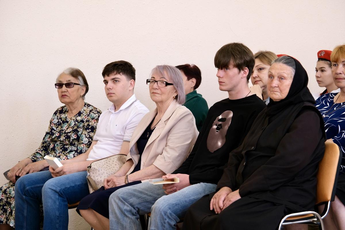 «Вы воспитали настоящих мужчин и патриотов»: Игорь Мартынов передал Ордена Мужества семьям погибших военнослужащих из Камызякского района