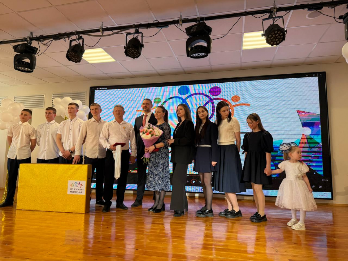 «Растить детей — труд, требующий мудрости и терпения»: Губернатор Александр Осипов наградил многодетные семьи из Забайкалья медалями «За родительскую доблесть»