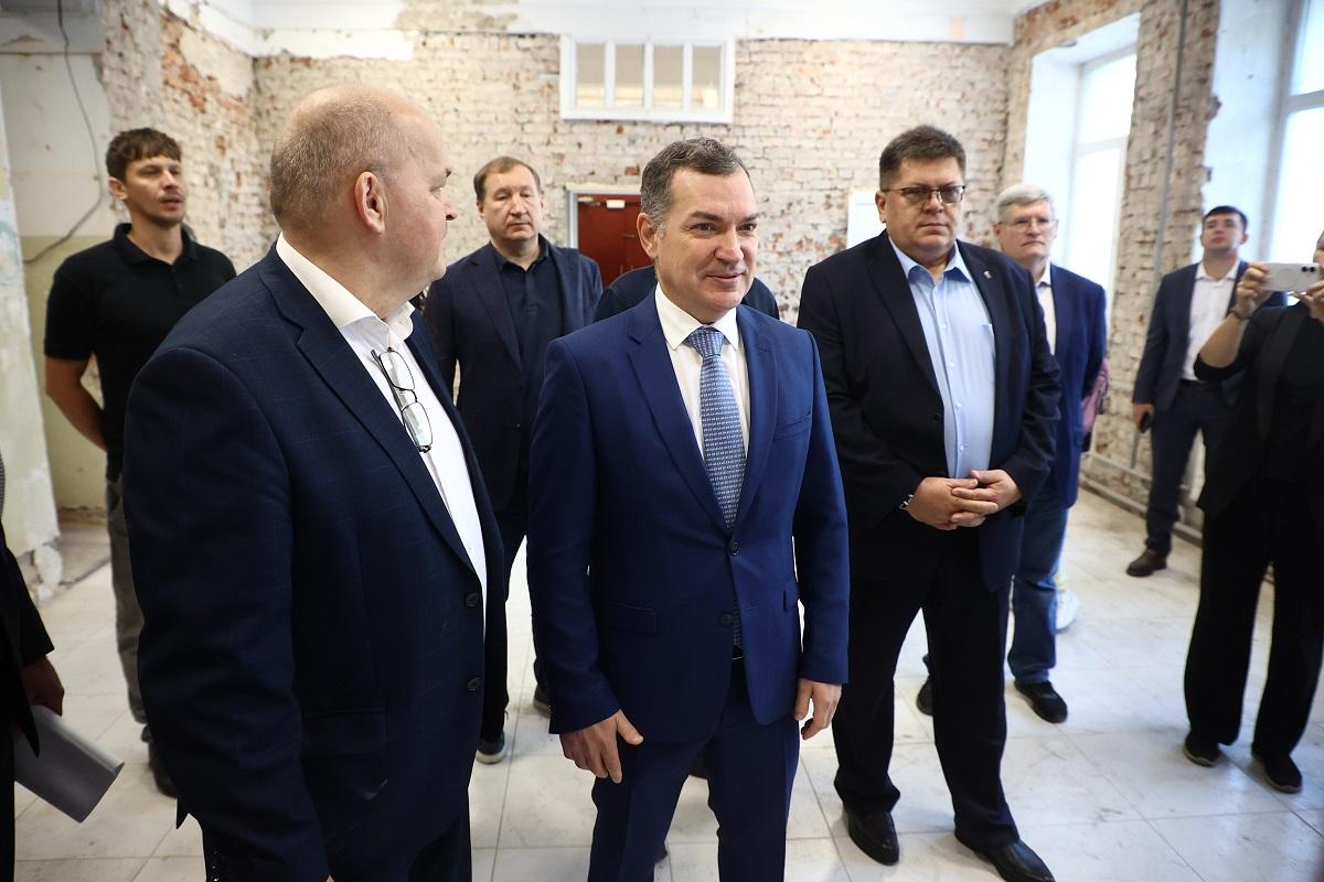Мэр Новосибирска Максим Кудрявцев проверил ход капремонта легендарной школы № 40 в Ленинском районе