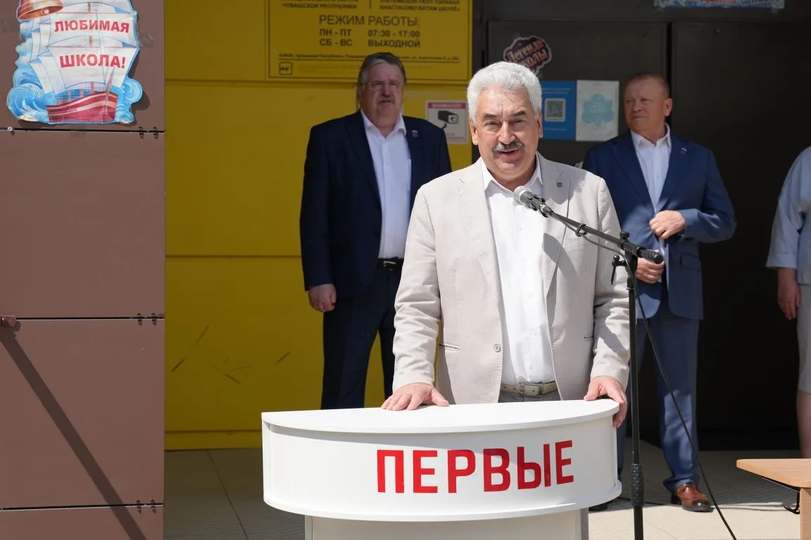 «У молодого поколения есть все, чтобы приумножить великое наследие»: Спикер Госсовета Чувашии Леонид Черкесов поздравил выпускников школ Порецкого округа с Последним звонком
