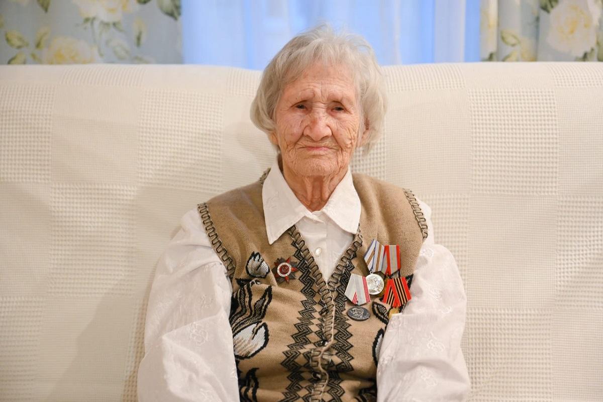 Губернатор Подмосковья Андрей Воробьёв поздравил со 101-летием ветерана ВОВ Раису Харланову