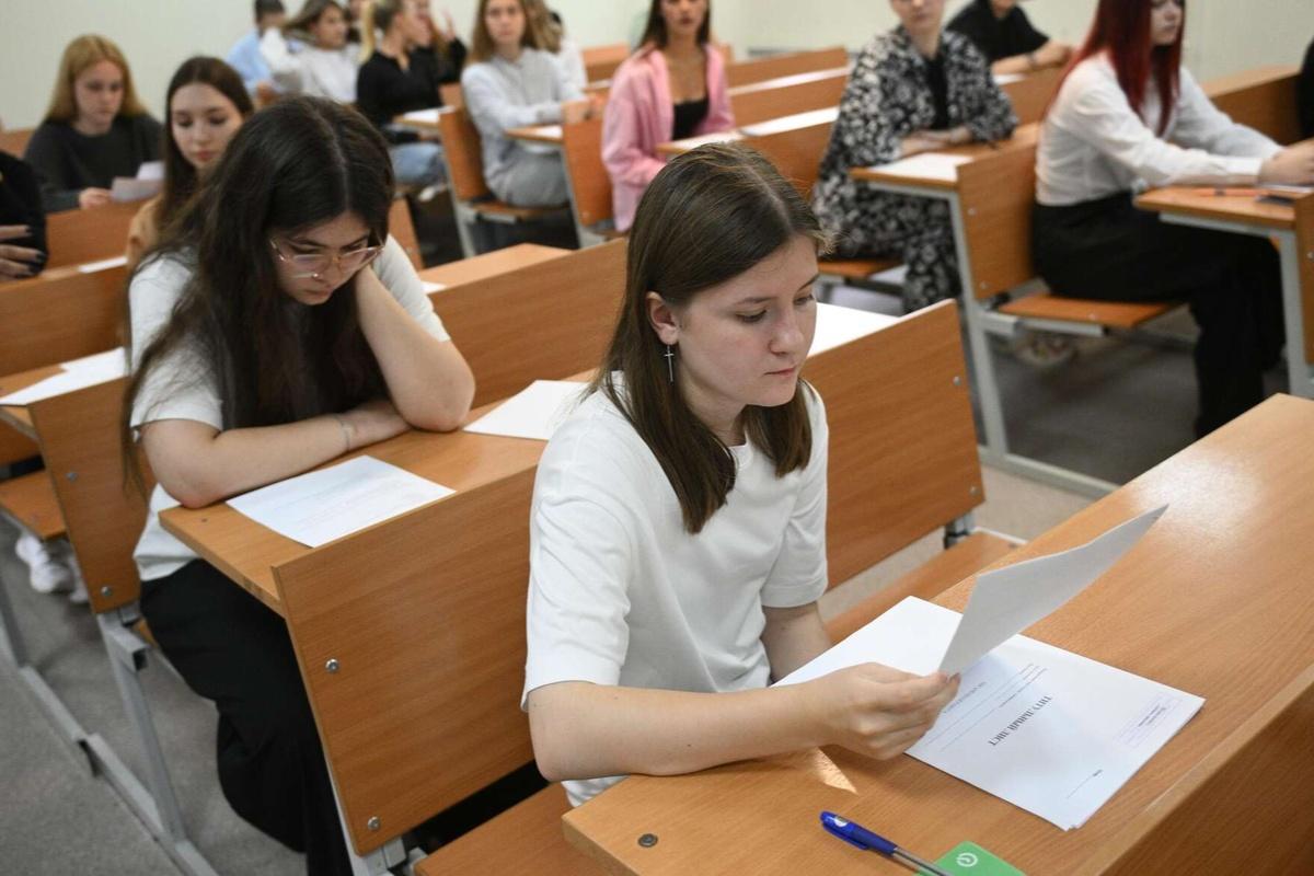 С 2026 года в вузах России могут ограничить прием студентов на платные отделения