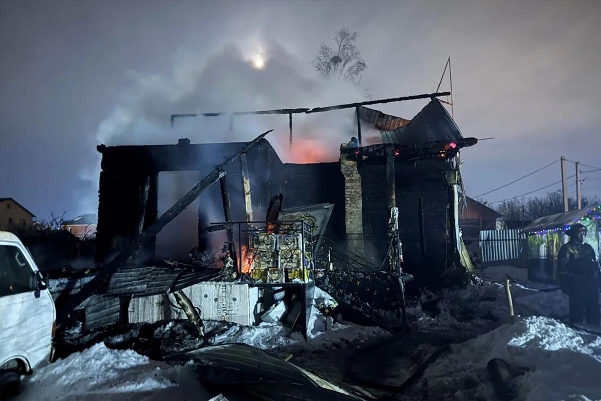 В хабаровском селе огонь за полчаса уничтожил дом, есть жертвы