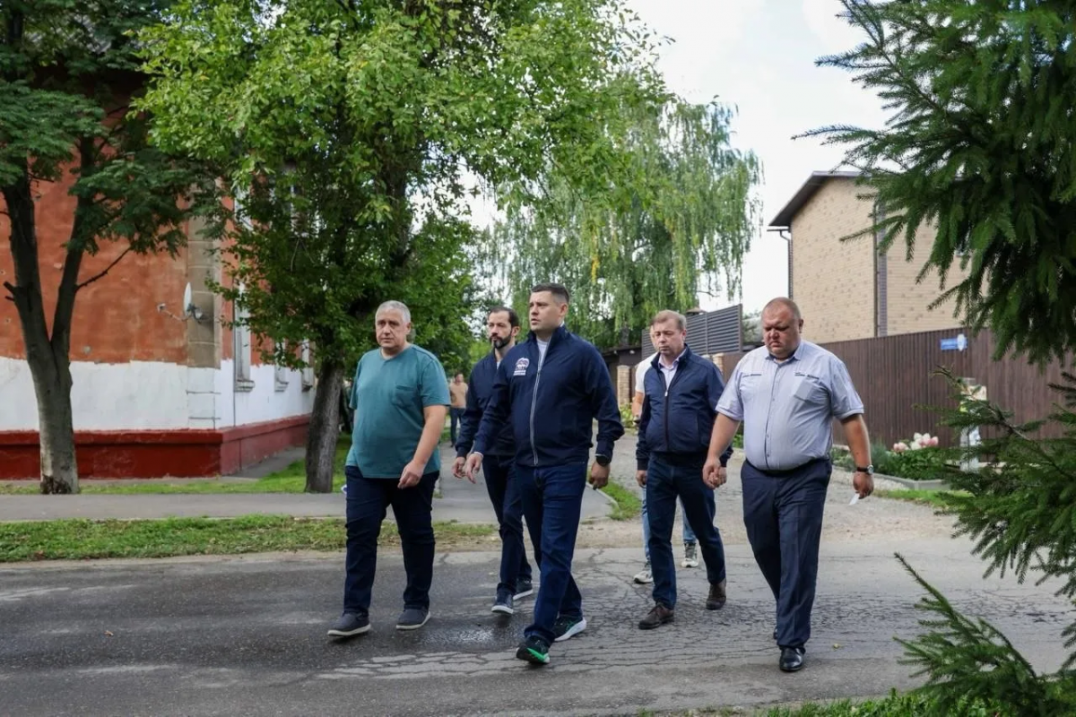 Глава Городского округа Подольск Григорий Артамонов проверил состояние инфраструктуры Добрятино и обсудил с жителями расселение ветхого фонда