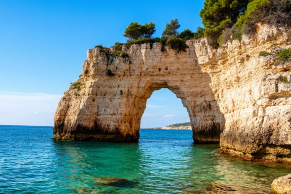 Из-за непогоды в Италии рухнула скала «Арка влюбленных» в Апулии