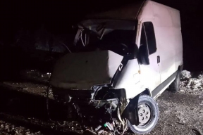 На загородной трассе в Карелии в столкновении микроавтобуса и грузовика погиб человек