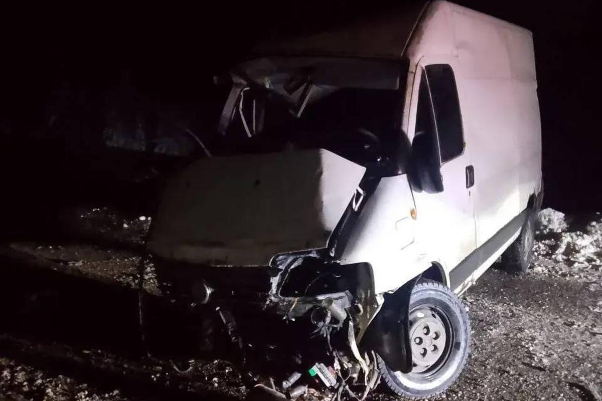 На загородной трассе в Карелии в столкновении микроавтобуса и грузовика погиб человек