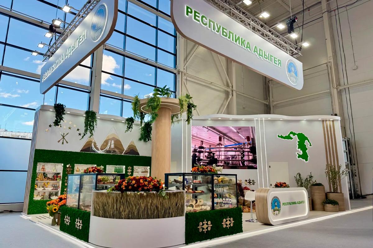 Мурат Кумпилов: Адыгея представила инвестиционные проекты и продукцию аграриев на выставке «Золотая осень – 2026» в Москве