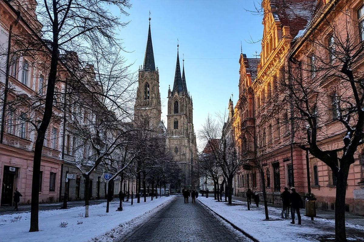 «Кошмар на площади Освободителей»: в Словакии нацисты завесили флагами Украины памятник советским воинам