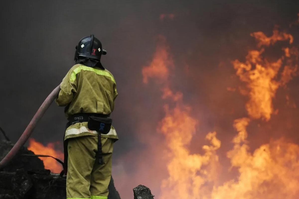 Сильный пожар тушили в гостевом доме в Бурятии