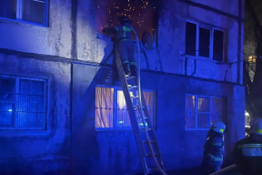 В Черкесске при пожаре из задымленного дома спасатели эвакуировали 60 жильцов