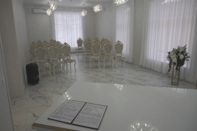 Построенный в Александрове Дворец бракосочетания принял первую пару для заключения семейного союза