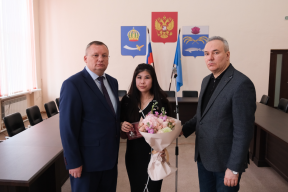 Председатель Думы Астраханской области Игорь Мартынов передал государственные награды семьям военнослужащих из Камызякского района, погибших в ходе СВО