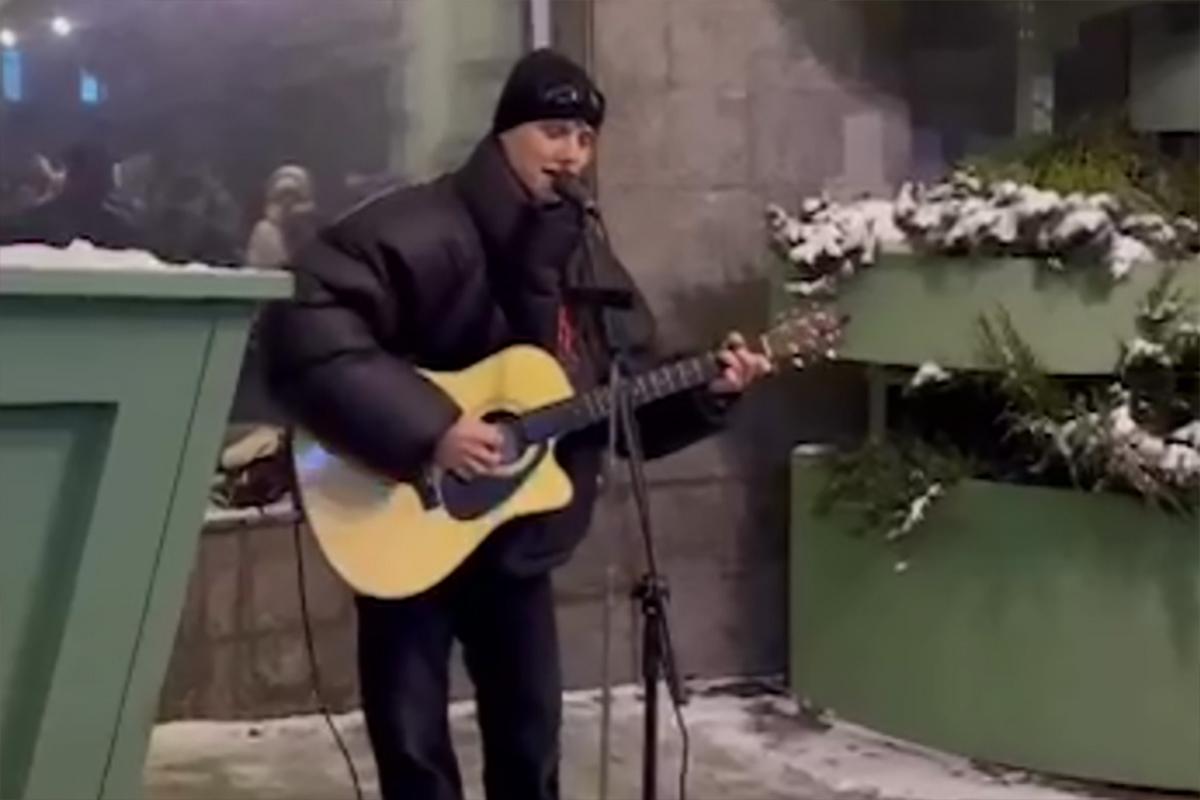 Ваня Дмитриенко устроил уличный концерт в Москве