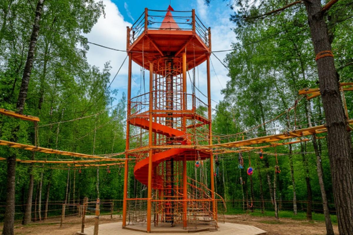 В парке Рускеала завершают строительство 20-метрового аттракциона «Башня»