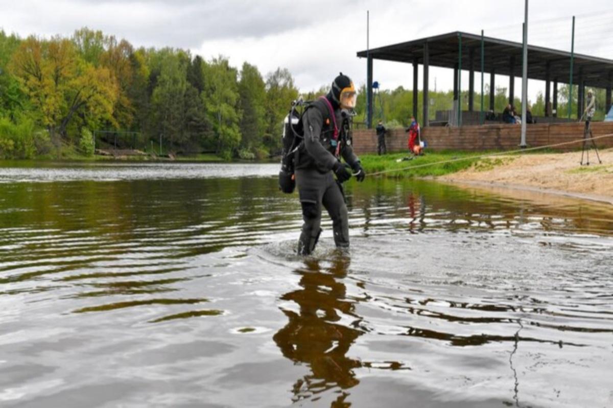 Перед купальным сезоном спасатели провели первый этап очистки московских водоемов
