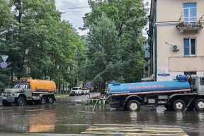 Потоп по-биробиджански: улицы ушли под воду, а коммунальщики бросили в бой «монстров» откачки