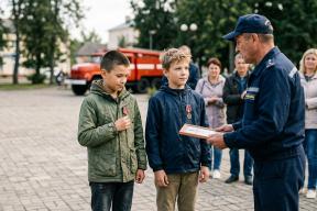 Неравнодушные: В Вологодской области наградили мальчиков, отличившихся на пожаре